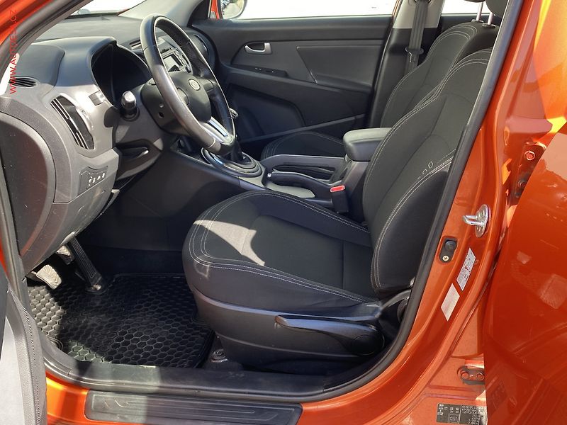 Kia Sportage (2010) 2.0CRDi AWD, Xenon, park - fotka 9 z 16