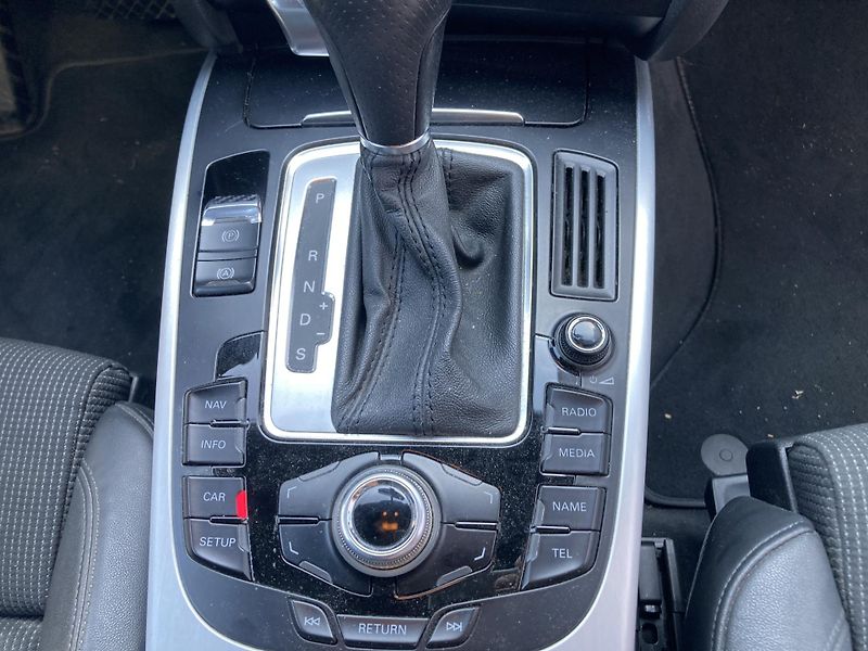 Audi A4 (2011) S-line Avant 3,0TDi V6 176kW  - fotka 14 z 22