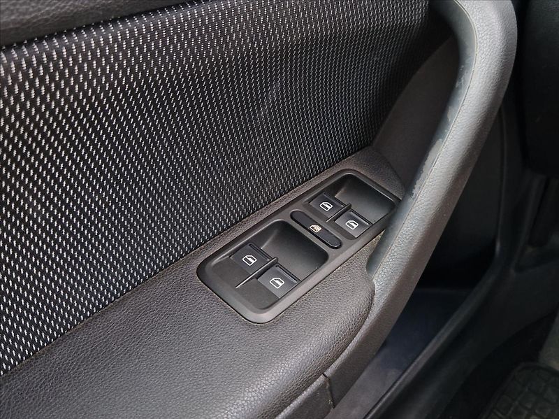 Škoda Yeti 2,0 TDI AC NAVI VÝHŘEVY - fotka 29 z 30