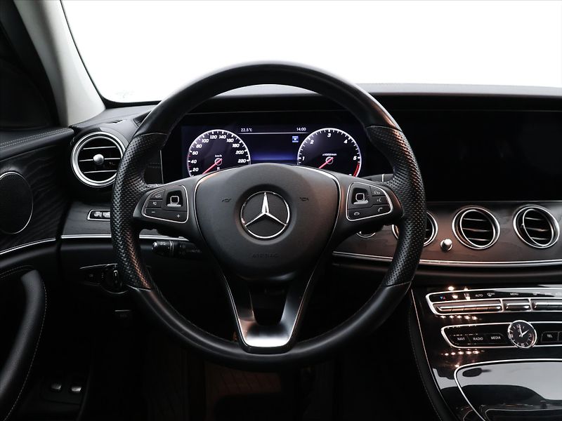 Mercedes-Benz Třídy E 2.0 220d 143kW 4Matic Aut. - fotka 16 z 34