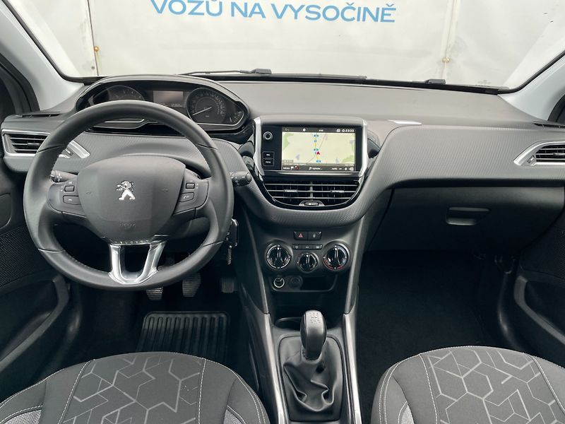 Peugeot 2008 (2019) 1.2PT 61kW Navigace! Car Play - fotka 13 z 25