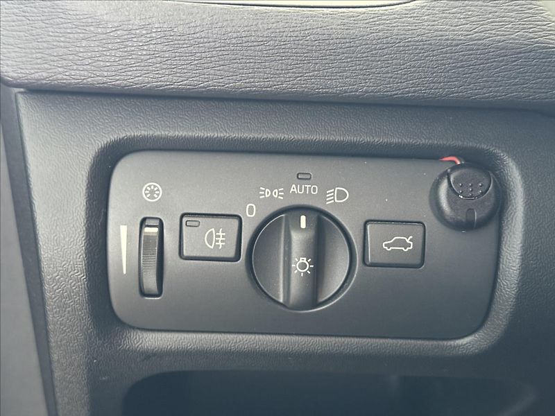 Volvo V40 2,0   D2 88kW,SERVISKA, - fotka 11 z 26