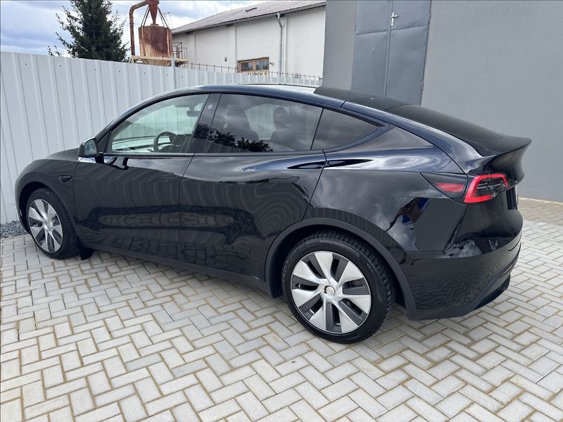 Tesla Model Y 0,0 Long Range 378kW 1.maj DPH - fotka 11 z 50
