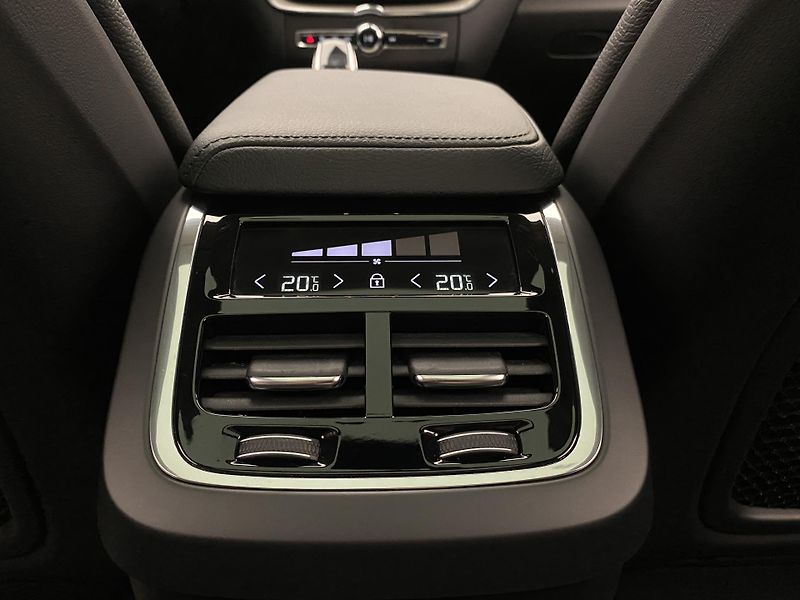 Volvo XC60 B5 AWD INSCRIPTION REZERVACE - fotka 26 z 43