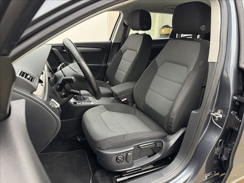 Volkswagen Passat 1,4 TSi NAVI SENZORY TAŽNÉ - fotka 28 z 36