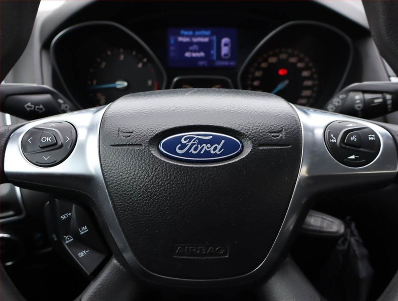 Ford Focus (2013) 1.6 TDCi, Navi, Xenony - fotka 15 z 16