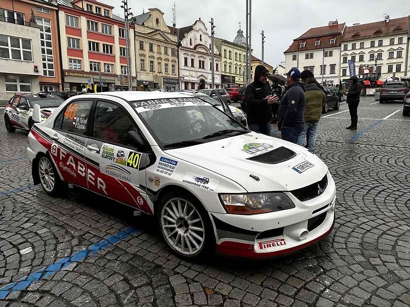 Tragédie, která se odehrála v rámci 58. ročníku Rallye Šumava, kdy po nehodě zemřela navigátorka Alena Krejčíková (41), nezasáhla jen příznivce rallye, ale její kamarády, jelikož byla na Klatovsku doma.