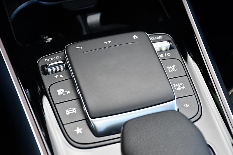 Mercedes-Benz GLA 45S AMG 4MATIC+PANO - fotka 28 z 53