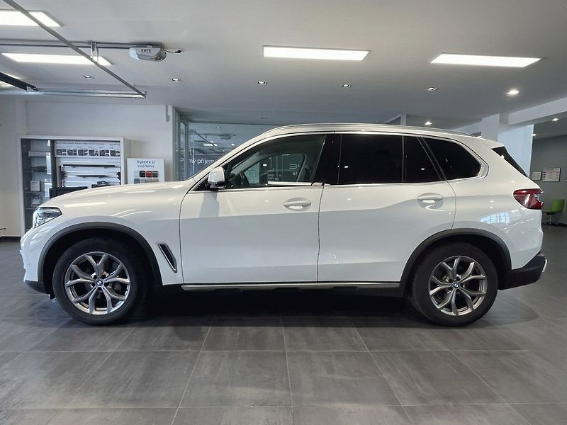 BMW X5 (2019) xDrive 40i AT 340k - fotka 2 z 28