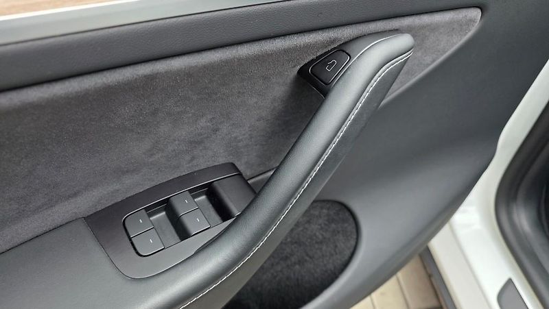 Tesla Model Y (2023) Long Range AWD DE SoH 91,2% - fotka 17 z 40