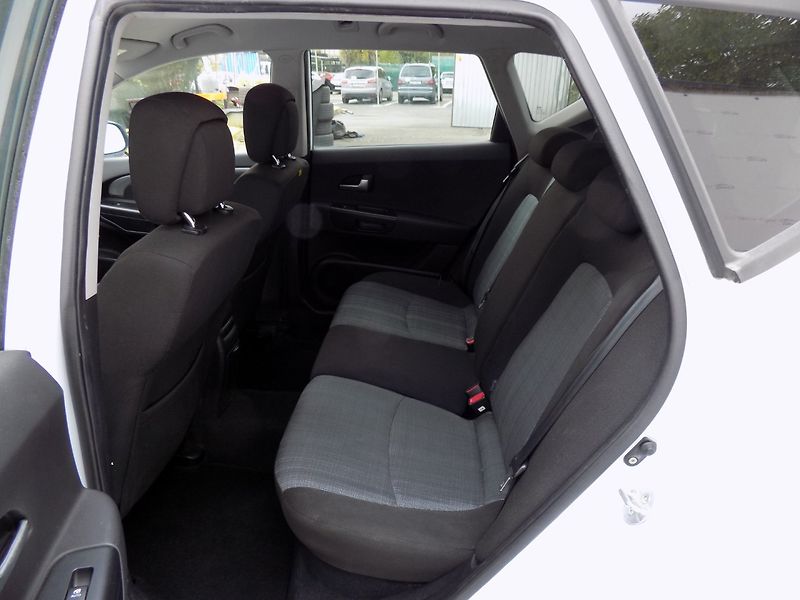 Kia Ceed (2012) 1.6GDi/2.Maj.ČR/Klimatizace/ - fotka 10 z 34