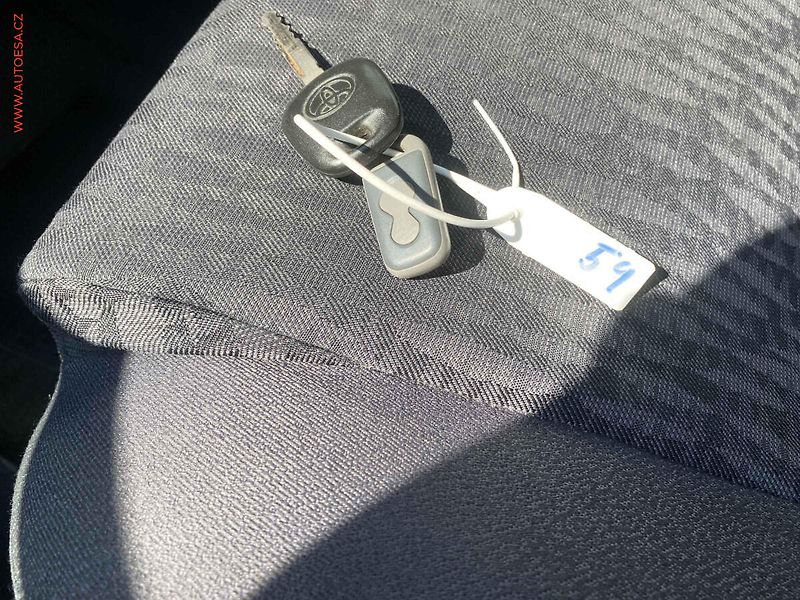 Toyota Corolla (2004) 1.4 VVT-i, ČR, TZ, park.čidla - fotka 14 z 14