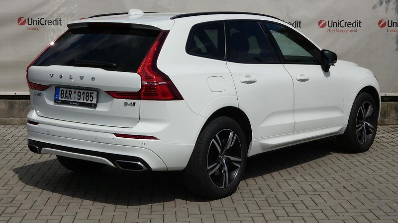 Volvo XC60 B4 AWD R Design - fotka 3 z 24