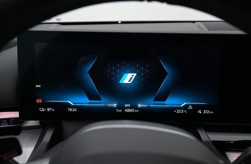 BMW i5 eDrive40 Touring M SoH 97% Taž - fotka 7 z 26