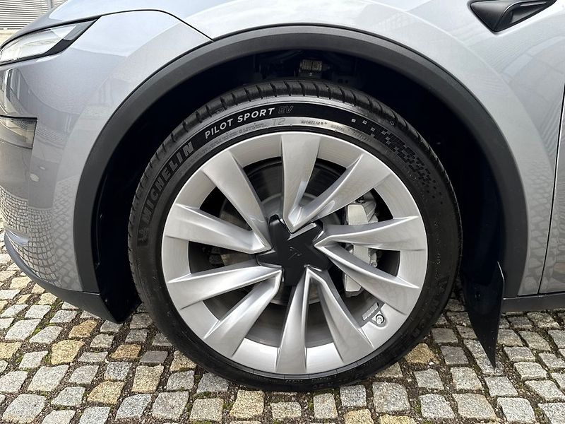 Tesla Model Y (2025) - fotka 16 z 76