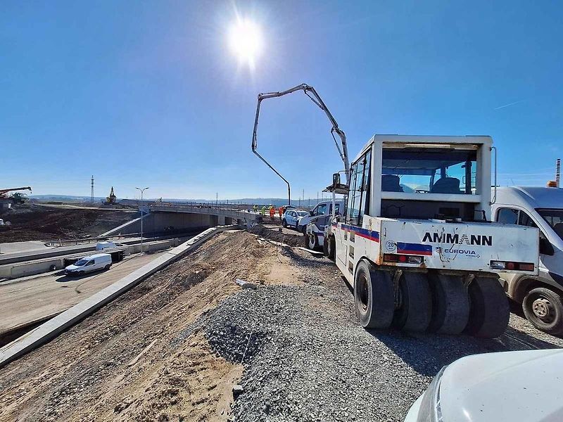 Stavba mimoúrovňové křižovatky na dálnici D10 se blíží ke konci.