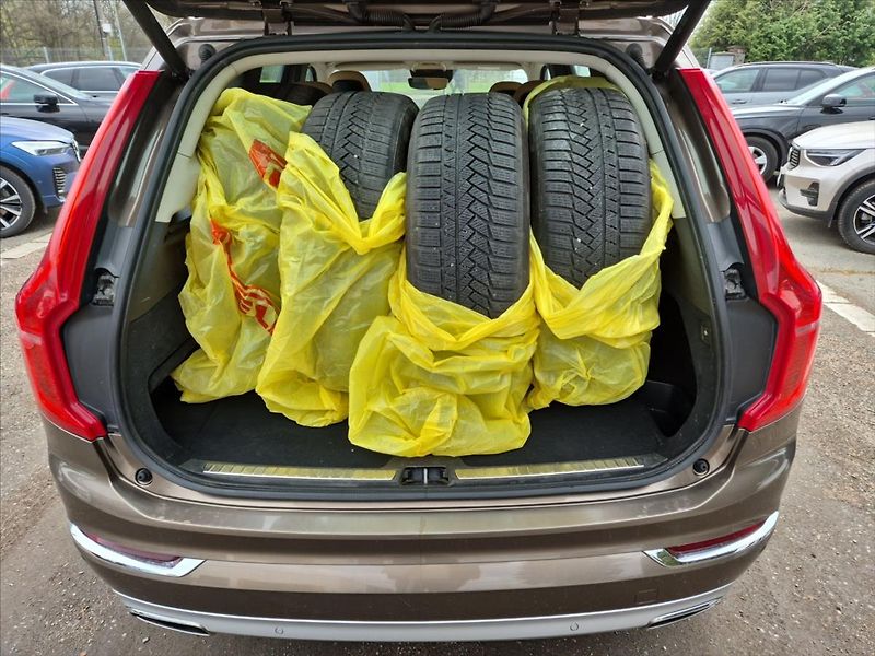Volvo XC90 2,0 D5 AWD - fotka 11 z 15