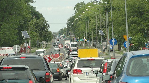 Zplodiny z automobilů se spalovacími motory tvoří zásadní část evropských emisí, což je pro unijní úředníky hlavní argument pro zavedení zpoplatnění u silniční dopravy., zdroj: Cybularny /Wikimedia CC0