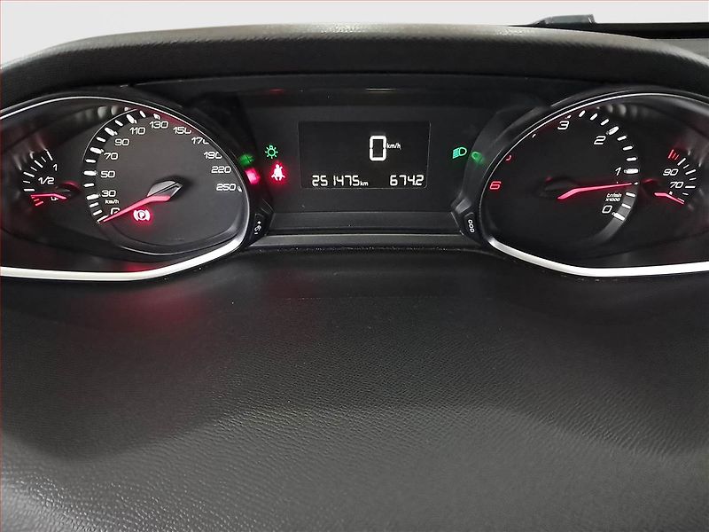Peugeot 308 (2015) 1.6 BlueHDi, Tempomat - fotka 11 z 21