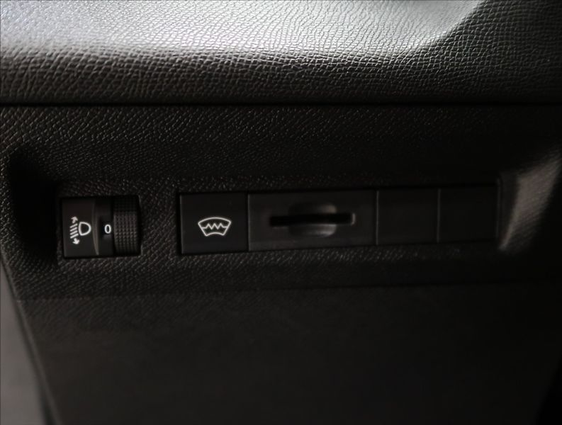 Peugeot 308 1,2 PT AT ALLURE NAVI KAMERA - fotka 19 z 42