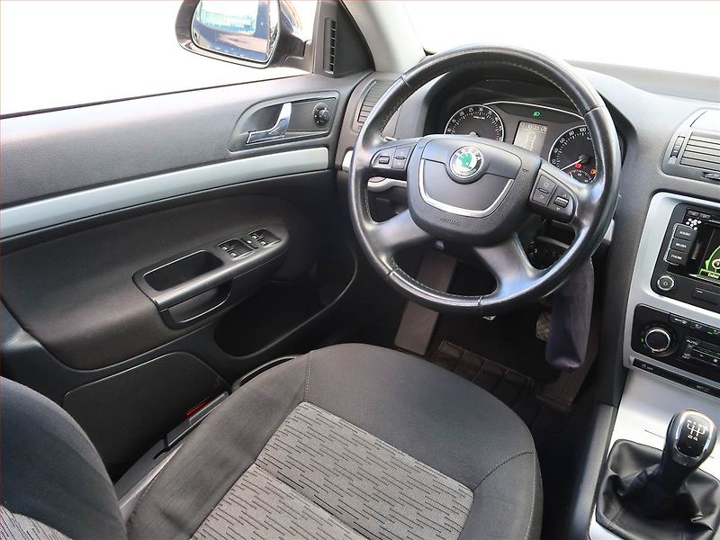 Škoda Octavia (2011) 1.6 TDI, Navi, Tempomat - fotka 7 z 17