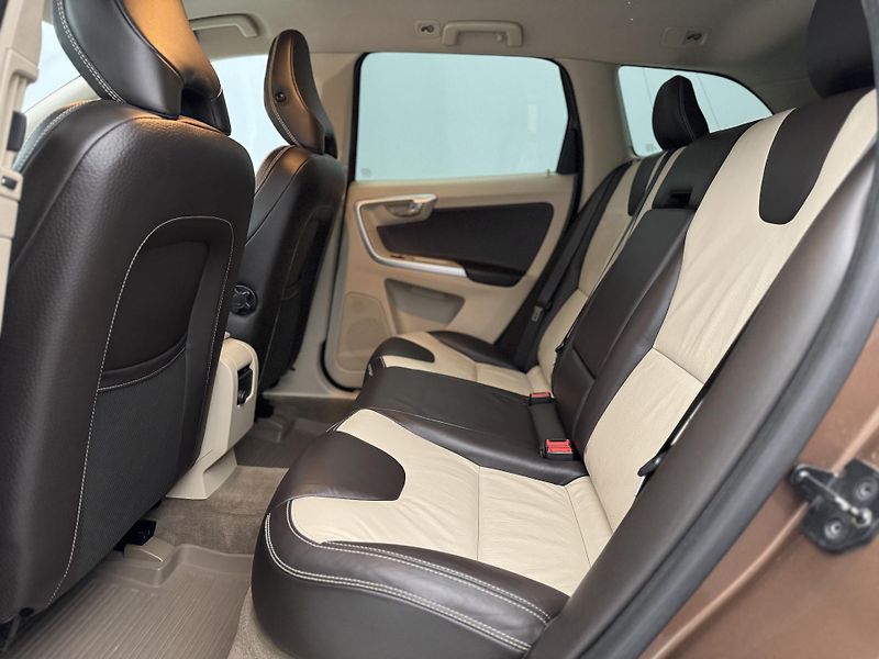 Volvo XC60 D4 AWD SUMMUM AUT CZ - fotka 6 z 45