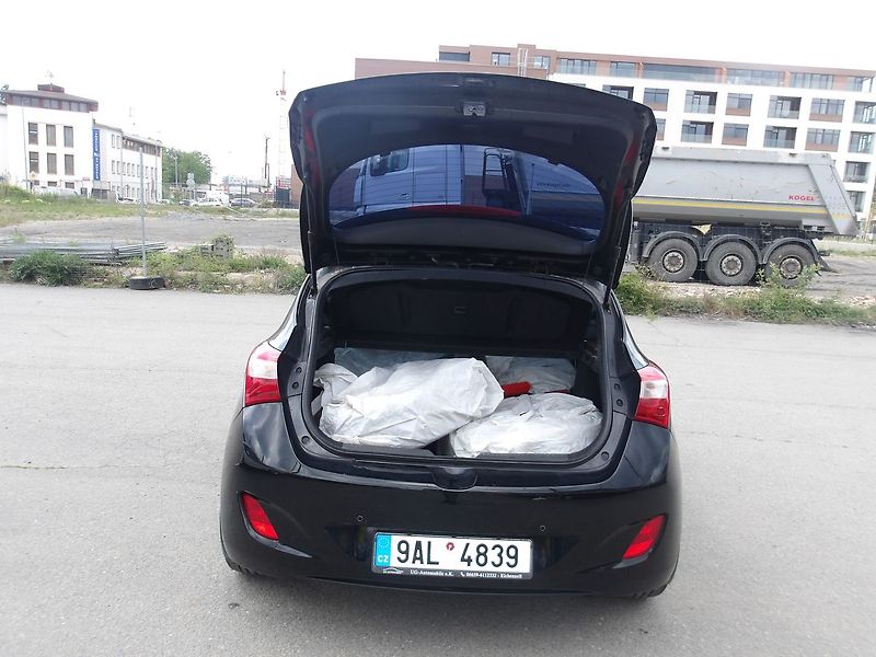 Hyundai i30 1,6CRDi  Automat!! 2 x kola! - fotka 15 z 34