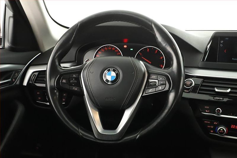 BMW Řada 5 (2017) 520d xDrive, 4X4, Automat - fotka 8 z 19