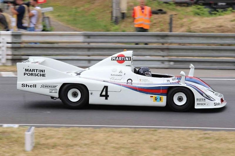 Zážitek na celý život si z jubilejního závodu 24 hodin Le Mans odvezli automodeláři z Mostu. Malé a velké Porsche podruhé.