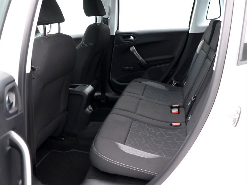 Peugeot 2008 1.2 PT 82k Active Pack 1.Maj - fotka 13 z 26