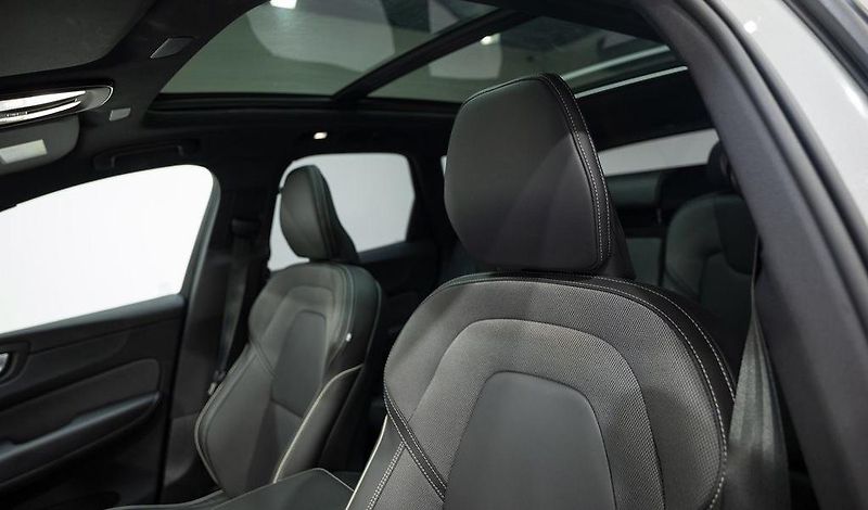 Volvo XC60 (2025) Plug-in hybrid PLUS DARK - fotka 12 z 26
