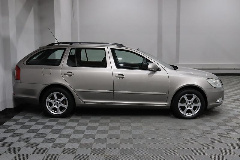 Škoda Octavia 2 FL Combi 1.6 MPI 75 kW - fotka 4 z 28