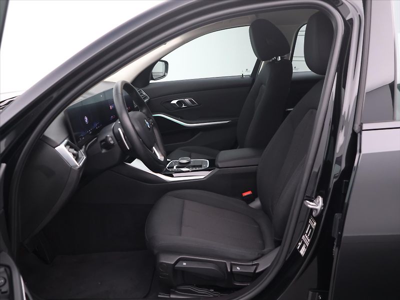 BMW Řada 3 2,0 318i 115kW Aut Virtual LED - fotka 11 z 32