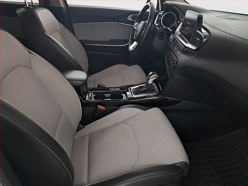 Kia Ceed (2018) 1.4 T-GDI, Automat, Serv.kniha - fotka 9 z 16