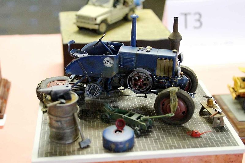 Již poosmé se sjeli plastikoví modeláři na zámek v Ploskovicích, aby zde představili své výtvory při výstavě a veřejné soutěži Litoměřický kalich. Na snímku je model londýnského Omnibusu.