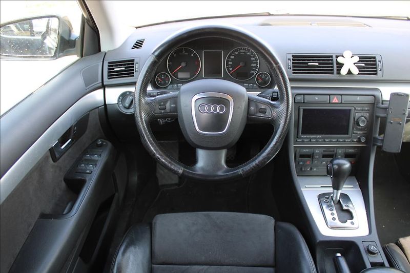 Audi A4 3,0 TDi  4x4,AUTOMAT,XENONY - fotka 12 z 29