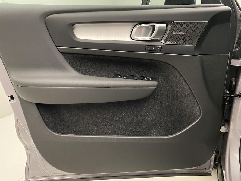 Volvo XC40 (2025) B3 AUT DARK PLUS - fotka 7 z 48