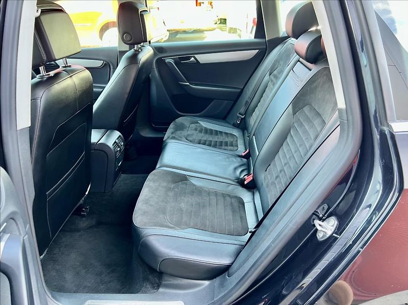 Volkswagen Passat 2,0 TDi DSG HIGHLINE / NAVI - fotka 13 z 42