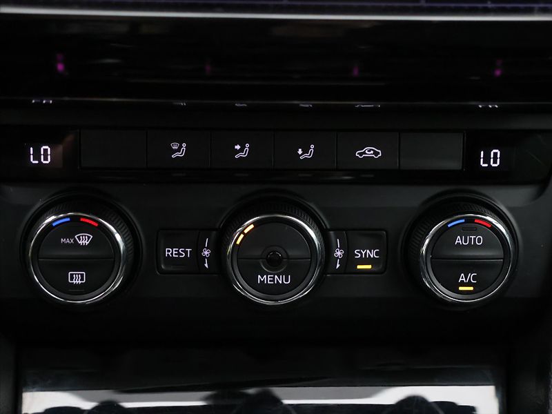Škoda Superb 1,6 TDI Style 1.maj servis kn. - fotka 21 z 29