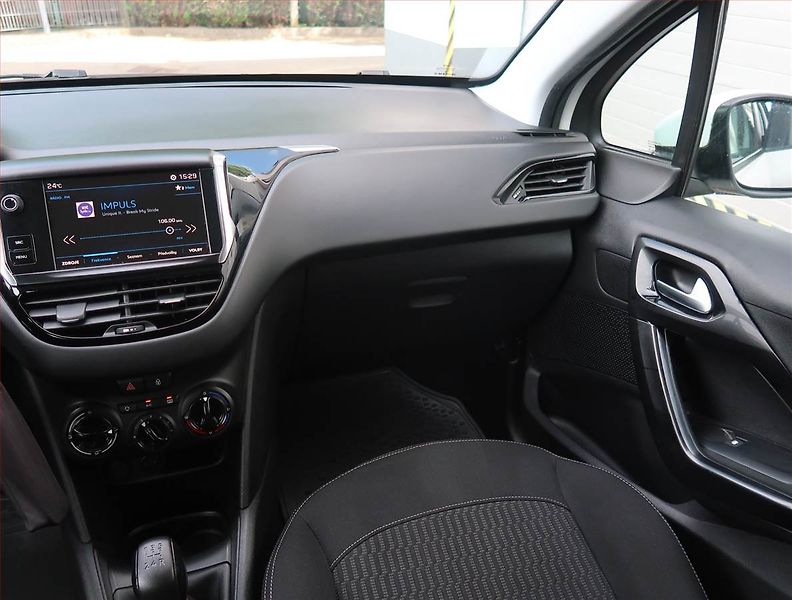Peugeot 208 (2017) 1.6 BlueHDi, Serv.kniha - fotka 8 z 16