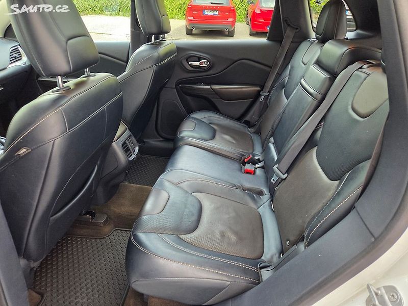 Jeep Cherokee (2014) 2.0 CRD 4x4 Limited Aut Pano - fotka 20 z 35