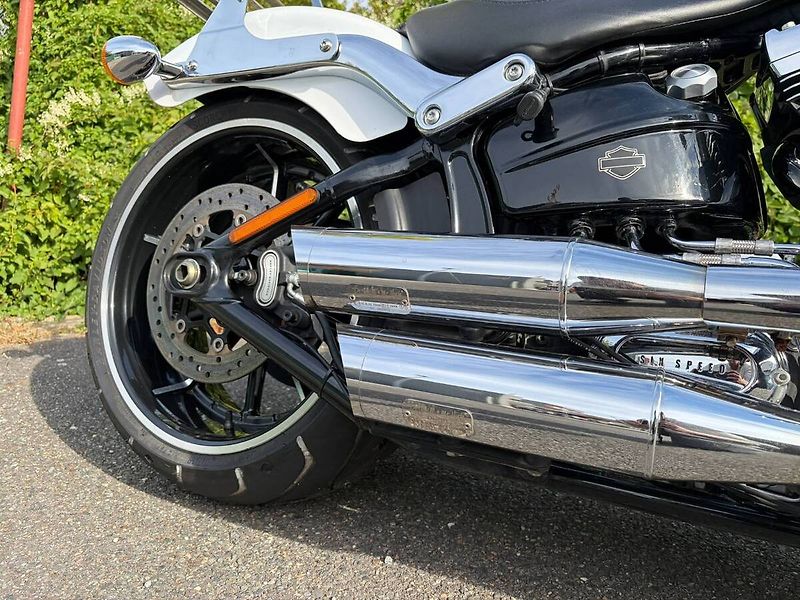 Harley-Davidson FXSB Softail Breakout (2016) - fotka 11 z 16