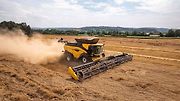 Nový kombajn CR11 firmy New Holland dokáže sklidit až sto tun obilí za hodinu