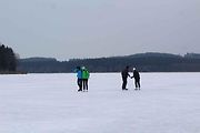 U Horní Plané se na zamrzlém Lipně vesele bruslí. Sem tam tudy ale na druhý břeh přejede i auto. Jen o pár set metrů dál přitom stále jezdí přívoz