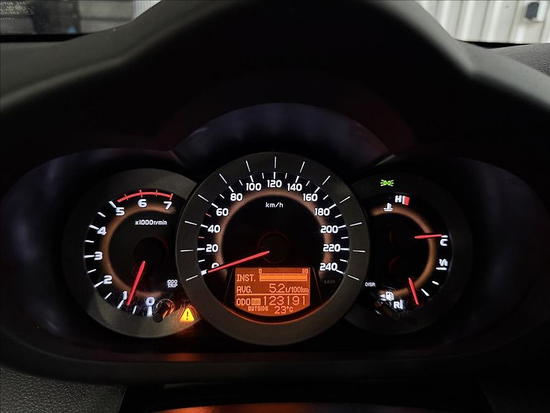 Toyota RAV4 2.2 D-4D 100kW ČR 1MAJITEL - fotka 17 z 32