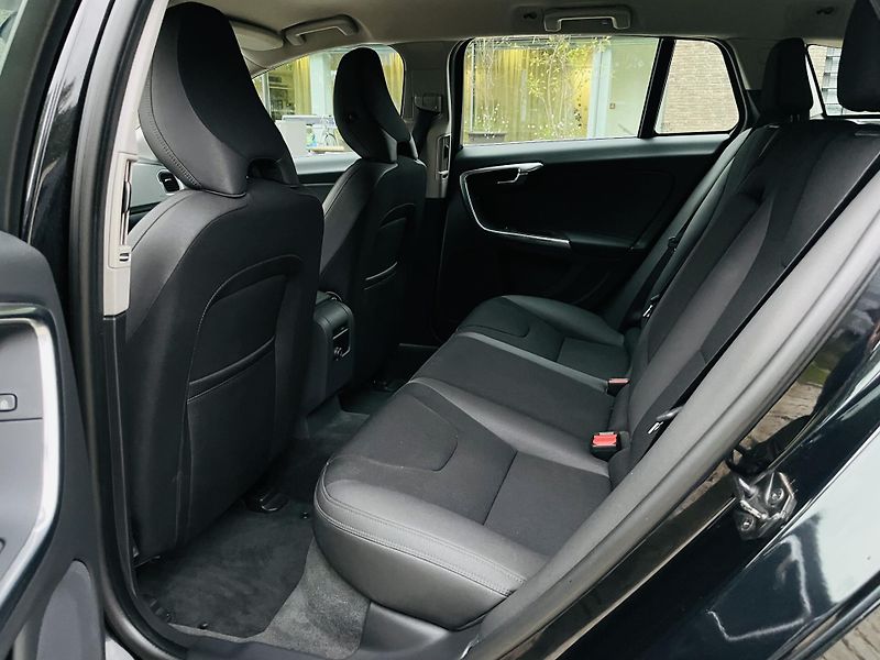 Volvo V60 2.4D5 MANUÁL TAŽNÉ SERVISKA - fotka 30 z 41