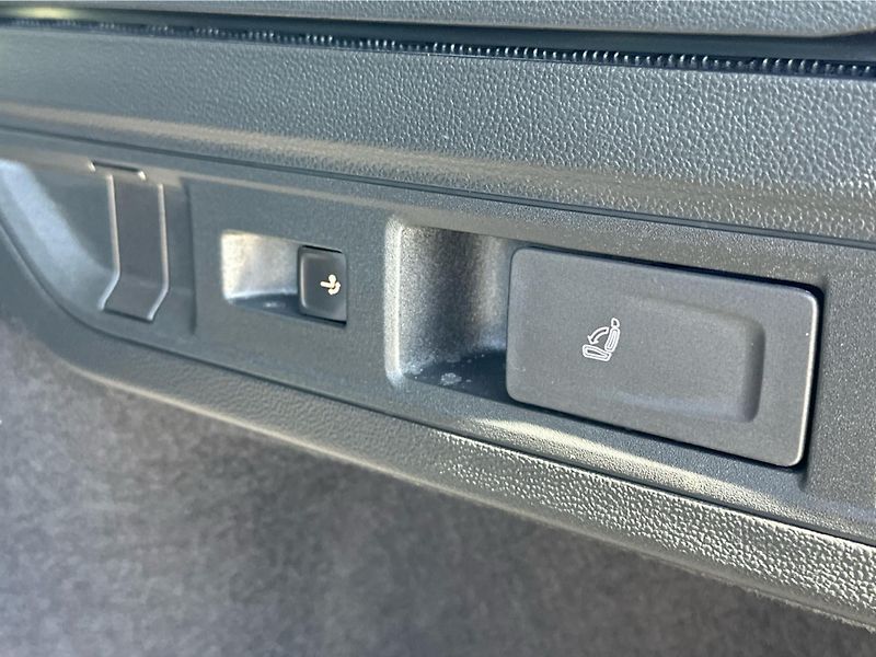 Volkswagen Passat Elegance 2,0 TDI 110 kW - fotka 14 z 23