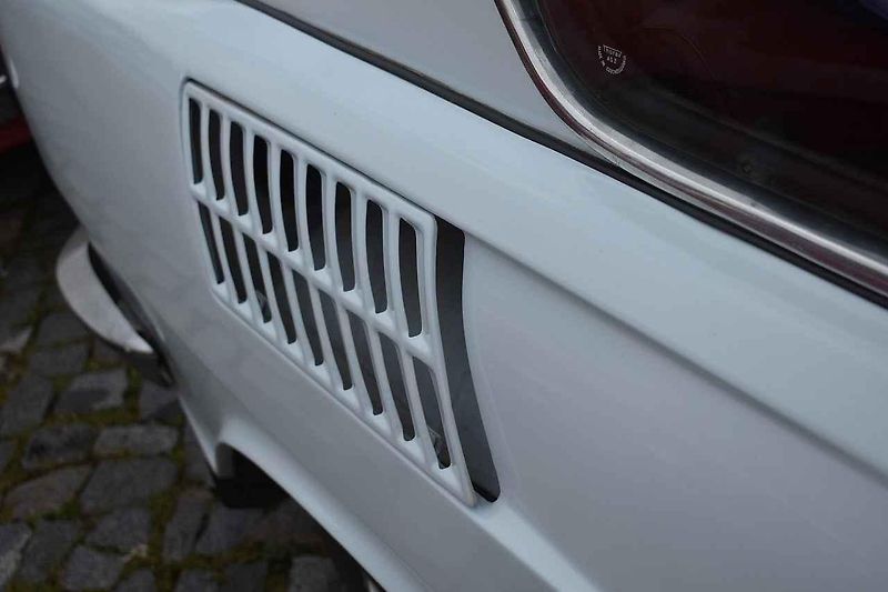 Tři z účastníků srazu před bránou továrny Škoda Auto v Kvasinách