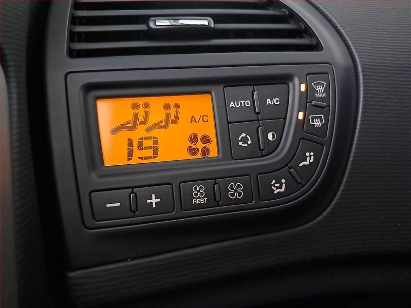 Citroën C4 Picasso (2011) 1.6 HDi, 7 míst, ČR,1.maj - fotka 15 z 20