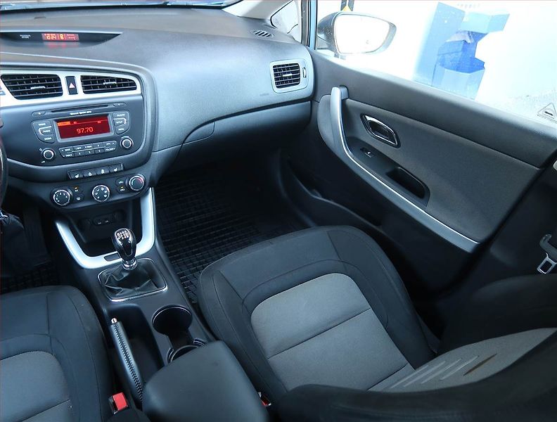 Kia Ceed (2015) Silver 1.6 GDI, Tempomat - fotka 8 z 16
